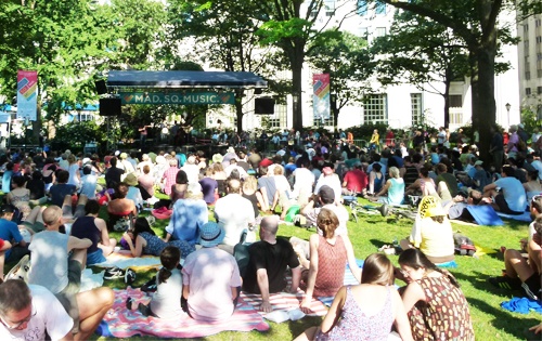 oval lawn concert crowd